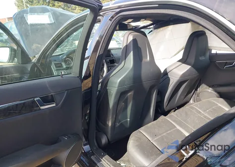 2009 Mercedes-Benz C 63 Amg z USA, uszkodzony, nr VIN WDDGF77X39F325492